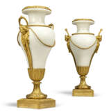 A PAIR OF RESTAURATION ORMOLU AND WHITE MARBLE VASES - Foto 1