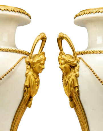 A PAIR OF RESTAURATION ORMOLU AND WHITE MARBLE VASES - фото 2
