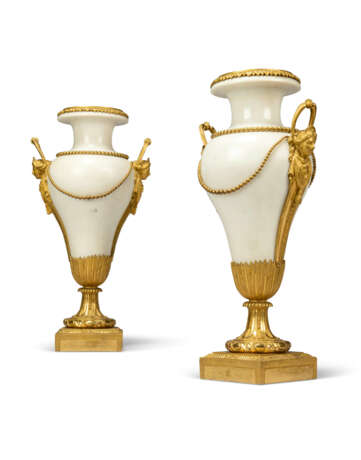 A PAIR OF RESTAURATION ORMOLU AND WHITE MARBLE VASES - photo 3
