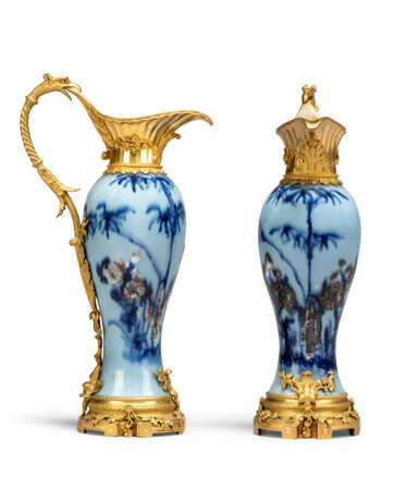 A PAIR OF RESTAURATION ORMOLU-MOUNTED CHINESE UNDERGLAZE-BLUE AND COPPER-RED PORCELAIN EWERS - фото 6