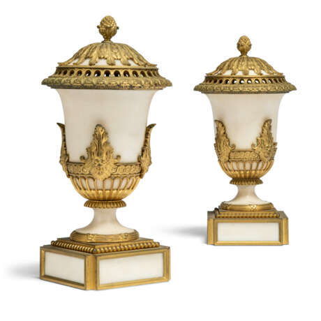 A PAIR OF FRENCH ORMOLU AND WHITE MARBLE PERFUME BURNERS - Foto 1