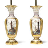 TWO PAIRS OF PORCELAIN VASES MOUNTED AS LAMPS - Foto 4