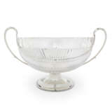 AN ELIZABETH II SILVER TUREEN AND COVER, A CUP AND COVER, A DISH AND A SALVER - photo 4