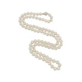 THREE CULTURED PEARL NECKLACES AND A HAEMATITE NECKLACE - фото 18