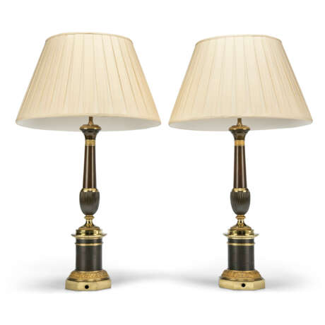 A PAIR OF RESTAURATION GILT-METAL AND PATINATED-BRONZE TABLE LAMPS - Foto 1