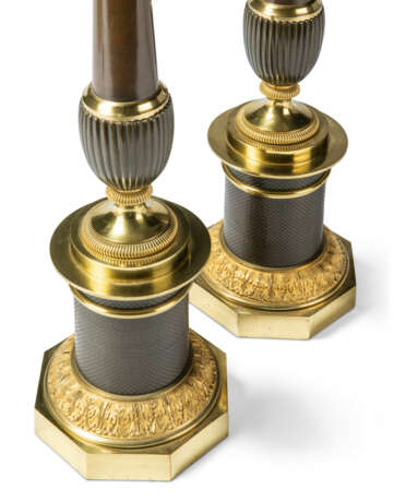 A PAIR OF RESTAURATION GILT-METAL AND PATINATED-BRONZE TABLE LAMPS - Foto 3