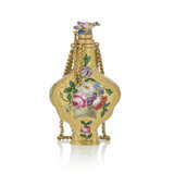 A GEORGE II ENAMELLED GOLD SCENT BOTTLE - photo 3