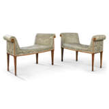 A PAIR OF GEORGE III MAHOGANY AND SYCAMORE WINDOW SEATS - Foto 1