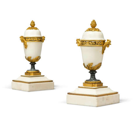 A PAIR OF DIRECTOIRE ORMOLU-MOUNTED WHITE AND GREY MARBLE POT-POURRI VASES AND COVERS - Foto 1