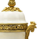 A PAIR OF DIRECTOIRE ORMOLU-MOUNTED WHITE AND GREY MARBLE POT-POURRI VASES AND COVERS - фото 2