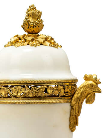A PAIR OF DIRECTOIRE ORMOLU-MOUNTED WHITE AND GREY MARBLE POT-POURRI VASES AND COVERS - photo 2