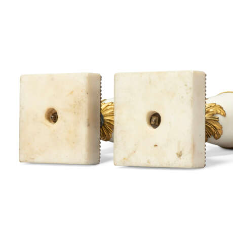 A PAIR OF DIRECTOIRE ORMOLU-MOUNTED WHITE AND GREY MARBLE POT-POURRI VASES AND COVERS - Foto 3