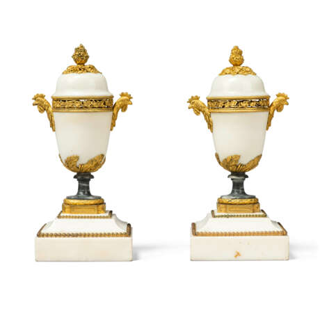 A PAIR OF DIRECTOIRE ORMOLU-MOUNTED WHITE AND GREY MARBLE POT-POURRI VASES AND COVERS - фото 4