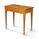 A LOUIS XVI ORMOLU-MOUNTED TULIPWOOD, BOIS SATINE, SYCAMORE, PARQUETRY AND MARQUETRY TABLE A ECRIRE - Foto 3