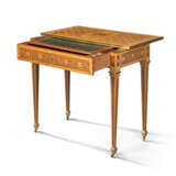 A LOUIS XVI ORMOLU-MOUNTED TULIPWOOD, BOIS SATINE, SYCAMORE, PARQUETRY AND MARQUETRY TABLE A ECRIRE - Foto 5