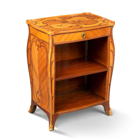 A LOUIS XV ORMOLU-MOUNTED BOIS SATINE, TULIPWOOD AND KINGWOOD BOIS-DE-BOUT MARQUETRY BIBLIOTHEQUE - Foto 1