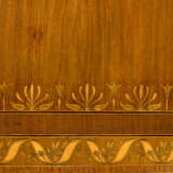 AN EDWARDIAN MAHOGANY, PADOUK, TULIPWOOD AND MARQUETRY DINING-TABLE - photo 3