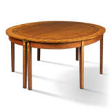 AN EDWARDIAN MAHOGANY, PADOUK, TULIPWOOD AND MARQUETRY DINING-TABLE - Foto 4