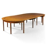 AN EDWARDIAN MAHOGANY, PADOUK, TULIPWOOD AND MARQUETRY DINING-TABLE - фото 5