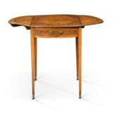 A GEORGE III INDIAN ROSEWOOD-CROSSBANDED SATINWOOD, HAREWOOD, BURR-YEW AND MARQUETRY PEMBROKE TABLE - Foto 4