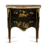 A LOUIS XV ORMOLU-MOUNTED CHINESE BLACK AND GOLD LACQUER AND VERNIS MARTIN SERPENTINE COMMODE - Foto 2