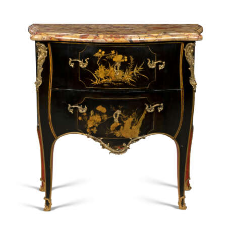 A LOUIS XV ORMOLU-MOUNTED CHINESE BLACK AND GOLD LACQUER AND VERNIS MARTIN SERPENTINE COMMODE - фото 2