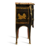 A LOUIS XV ORMOLU-MOUNTED CHINESE BLACK AND GOLD LACQUER AND VERNIS MARTIN SERPENTINE COMMODE - фото 3