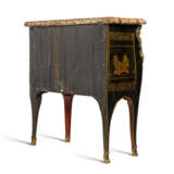 A LOUIS XV ORMOLU-MOUNTED CHINESE BLACK AND GOLD LACQUER AND VERNIS MARTIN SERPENTINE COMMODE - Foto 5