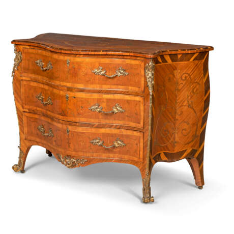 A GEORGE III ORMOLU-MOUNTED TULIPWOOD, KINGWOOD, LABURNUM AND MARQUETRY SERPENTINE COMMODE - фото 1