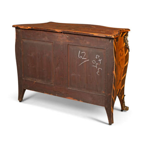 A GEORGE III ORMOLU-MOUNTED TULIPWOOD, KINGWOOD, LABURNUM AND MARQUETRY SERPENTINE COMMODE - photo 5