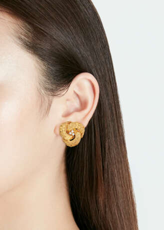 TWO PAIRS OF EARRINGS - фото 9