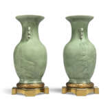 A PAIR OF ORMOLU-MOUNTED CHINESE CELADON PORCELAIN VASES - Foto 4
