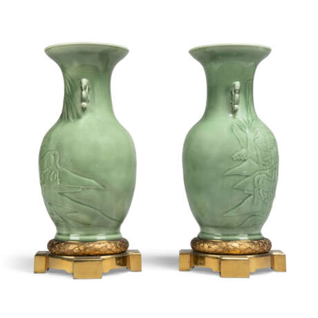 A PAIR OF ORMOLU-MOUNTED CHINESE CELADON PORCELAIN VASES - фото 4