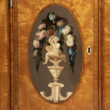A GEORGE III POLYCHROME-PAINTED, PARCEL-GILT SATINWOOD, KINGWOOD AND TULIPWOOD-CROSSBANDED COMMODE - Foto 2