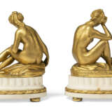 A PAIR OF FRENCH ORMOLU AND WHITE MARBLE FIGURAL GROUPS - Foto 4