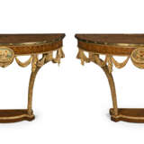 A PAIR OF GEORGE III GILT-BRASS MOUNTED HAREWOOD, SATINWOOD, AMARANTH, FRUITWOOD MARQUETRY, PAINTED AND GILTWOOD DEMI-LUNE CONSOLE TABLES - Foto 1