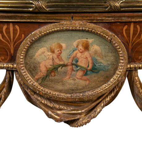 A PAIR OF GEORGE III GILT-BRASS MOUNTED HAREWOOD, SATINWOOD, AMARANTH, FRUITWOOD MARQUETRY, PAINTED AND GILTWOOD DEMI-LUNE CONSOLE TABLES - Foto 5