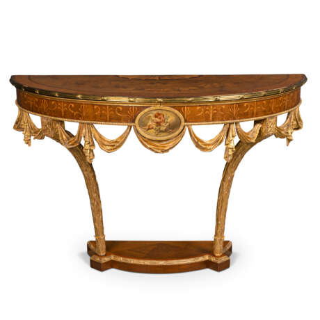 A PAIR OF GEORGE III GILT-BRASS MOUNTED HAREWOOD, SATINWOOD, AMARANTH, FRUITWOOD MARQUETRY, PAINTED AND GILTWOOD DEMI-LUNE CONSOLE TABLES - Foto 6