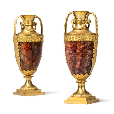 A PAIR OF GEORGE III ORMOLU AND BLUE JOHN CANDLE VASES - Foto 3