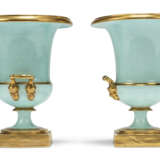 A PAIR OF TURQUOISE-GROUND TWO-HANDLED CAMPANA VASES - Foto 2