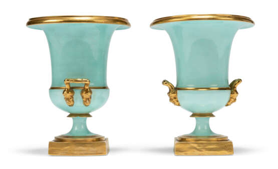 A PAIR OF TURQUOISE-GROUND TWO-HANDLED CAMPANA VASES - фото 2