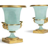 A PAIR OF TURQUOISE-GROUND TWO-HANDLED CAMPANA VASES - Foto 3