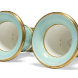 A PAIR OF TURQUOISE-GROUND TWO-HANDLED CAMPANA VASES - фото 4