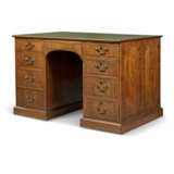 A GEORGE III INDIAN ROSEWOOD-BANDED MAHOGANY PARTNER`S DESK - Foto 1