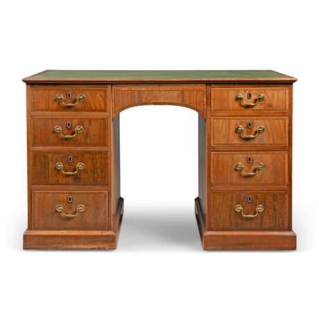 A GEORGE III INDIAN ROSEWOOD-BANDED MAHOGANY PARTNER`S DESK - Foto 4