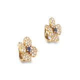 VAN CLEEF & ARPELS SAPPHIRE AND DIAMOND `COSMOS` EARRINGS - Foto 2