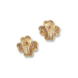 VAN CLEEF & ARPELS SAPPHIRE AND DIAMOND `COSMOS` EARRINGS - Foto 3
