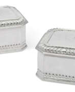 Benjamin Pyne. A PAIR OF WILLIAM AND MARY SILVER TOILET BOXES