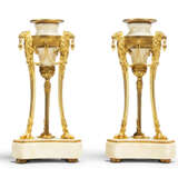 A PAIR OF LATE LOUIS XVI ORMOLU AND WHITE MARBLE CANDLESTICKS - Foto 3