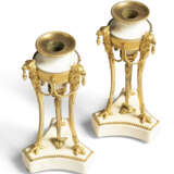 A PAIR OF LATE LOUIS XVI ORMOLU AND WHITE MARBLE CANDLESTICKS - Foto 4